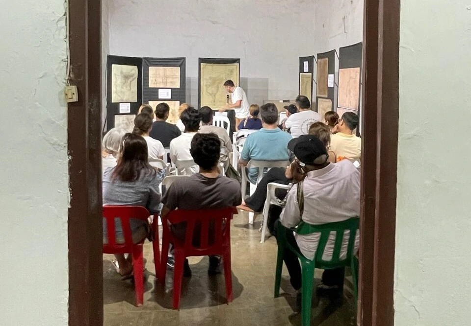 El geógrafo José Manuel Mojica, docente de la UNAL Sede La Paz, comparte sus reflexiones sobre la importancia de la geografía ante el público reunido en la Casa Castro Monsalvo. Foto: Cortesía.