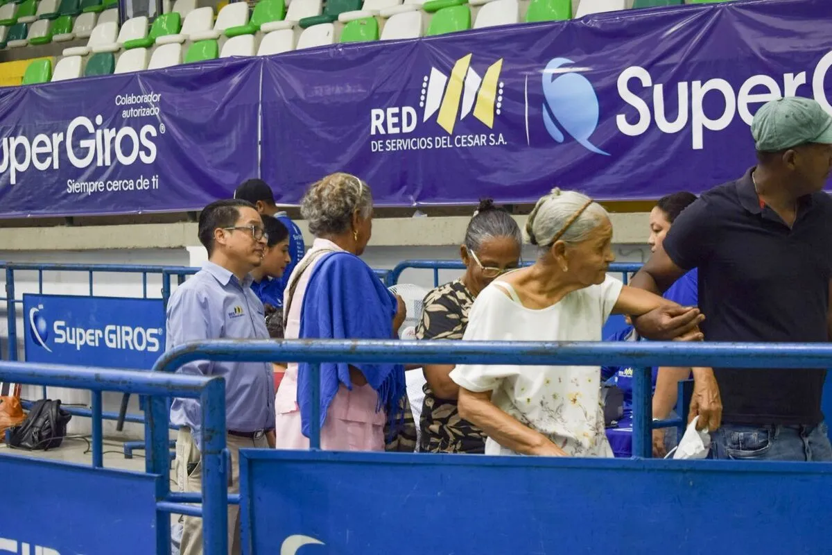 Adultos mayores hacen fila en el Complejo La Gota Fría hacia las 11:00 de la mañana, cuando la jornada de pago de Colombia Mayor ya se había normalizado tras las aglomeraciones registradas en las primeras horas. Foto: Said Armenta.