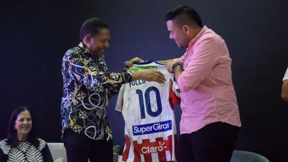 Israel Romero recibió una agradable sorpresa de parte de Cristian Rodriguez. Foto: Said Armenta.