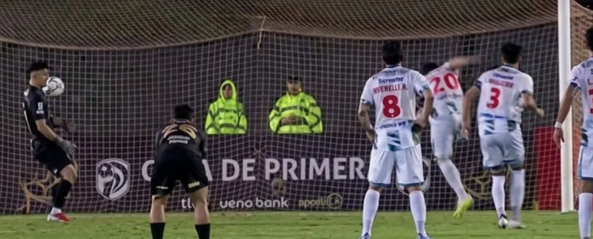 Video: ¡Eso es dar la cara por el equipo! Insólito gol en el fútbol paraguayo está dando la vuelta al mundo