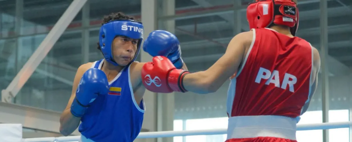 El boxeador vallenato Luis Yatt (azul) avanzó hacia las semifinales.
