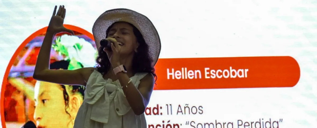 Con un ambiente cargado de emoción, el certamen reunió a ocho jóvenes. Foto: Said Armenta.