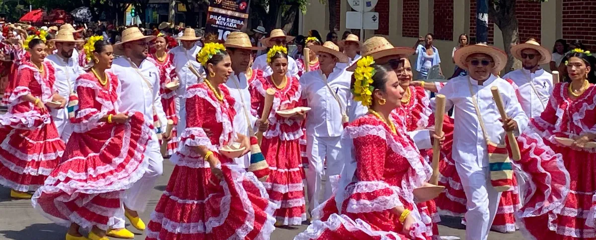 La convocatoria fue masiva: miles de personas se posaron a los alrededores de la avenida para contagiarse del ambiente ‘festivalero’.