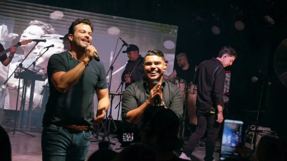 Gusi en tarima junto a José Martín Bernier. FOTO: Gusi