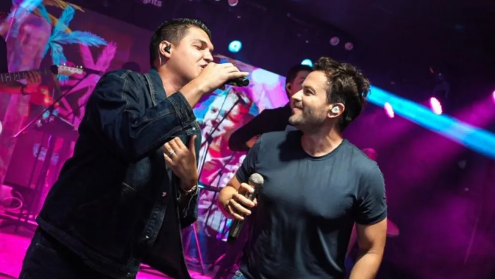 Gusi en tarima junto a Elder Dayán. FOTO: Gusi