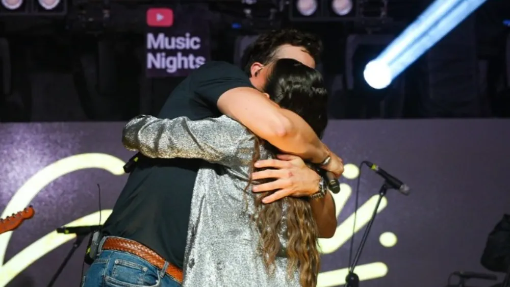 Gusi en tarima junto a Karen Lizarazo. FOTO: GUSI