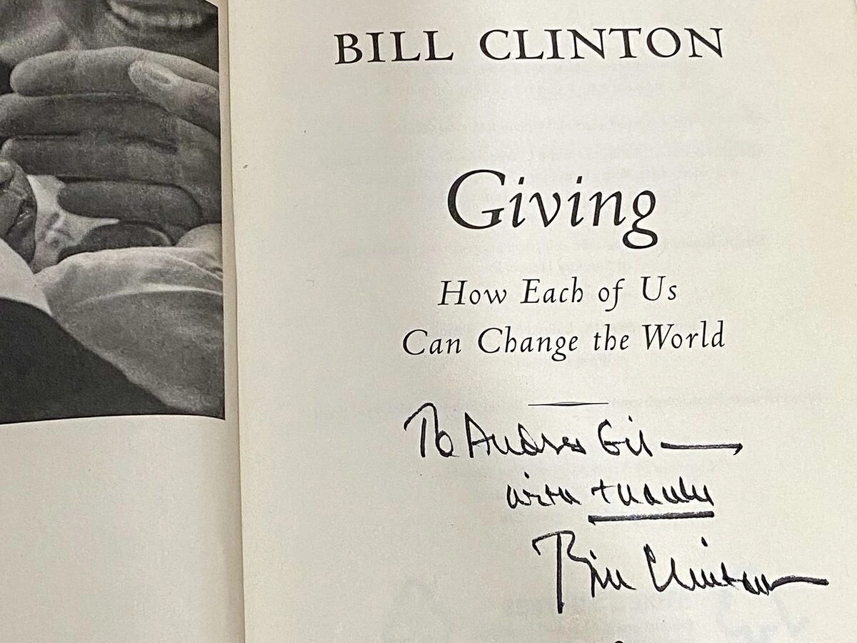 Ejemplar del libro de Bill Clinton firmado y dedicado al maestro ‘Turco’ Gil, recuerdo de los encuentros del expresidente estadounidense con Los Niños del Vallenato y testimonio del impacto internacional de su trabajo. Foto: Said Armenta.