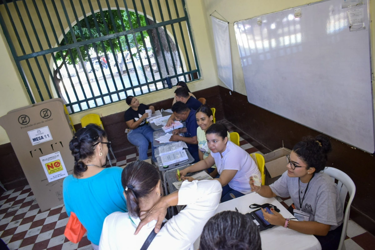 Ciudadanos ejercerán su derecho al voto en un puesto de votación de Valledupar, durante una jornada clave para definir el rumbo político y comunitario de la ciudad. Foto: Said Armenta.
