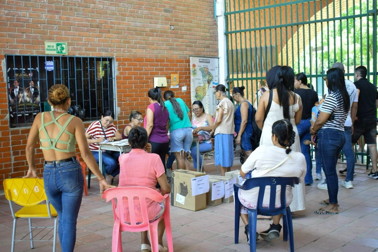 Ciudadanos hacen fila en un puesto de votación de Valledupar durante la jornada de elecciones de Juntas de Acción Comunal, en una de las mesas con mayor afluencia del día. Foto: Said Armenta.