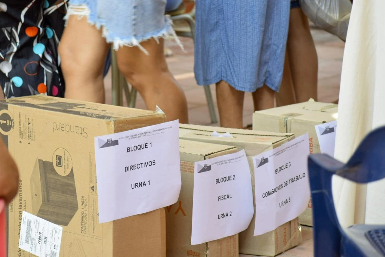 Urnas clasificadas por planchas y mesas de votación listas para recibir los tarjetones de las elecciones de JAC, en una jornada clave para la democracia barrial en Valledupar. Foto: Said Armenta.