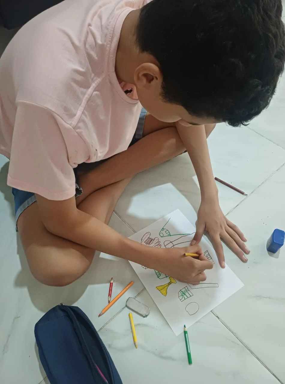 Juan-Jose-expresa-su-mundo-a-traves-del-dibujo-y-el-color-una-de-sus-formas-de-comunicacion.-Foto-Cortesia