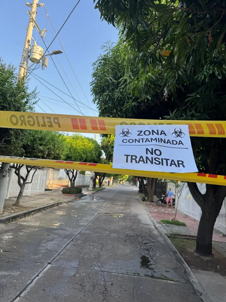 Habitantes de Los Cortijos bloquearon la vía del parque para exigir a Emdupar una solución definitiva al rebosamiento de aguas negras que los afecta desde hace años. Foto: Cortesía.