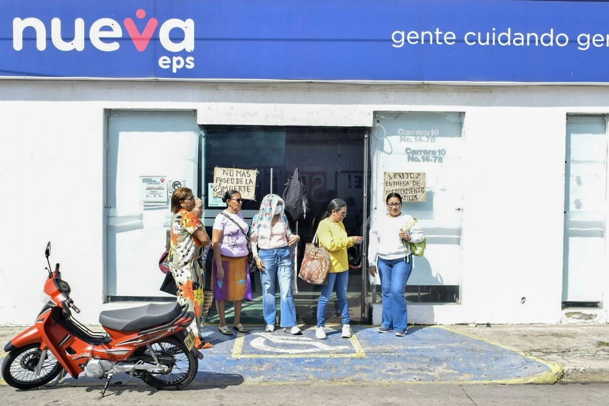 Usuarias de Nueva EPS en Valledupar denuncian que, pese a ser pacientes de alto riesgo remitidas a Bogotá y Medellín, la EPS no les garantiza tiquetes ni viáticos para asistir a sus tratamientos médicos. Foto: Said Armenta.
