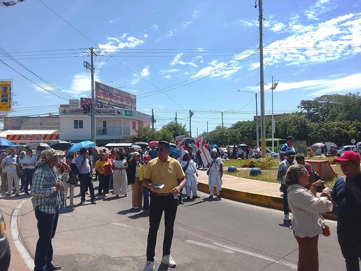 Docentes del Cesar marchan por la glorieta María Mulata en Valledupar durante el paro nacional de Fecode, en una caminata con pancartas y consignas para exigir mejoras en salud. Foto: Cortesía.