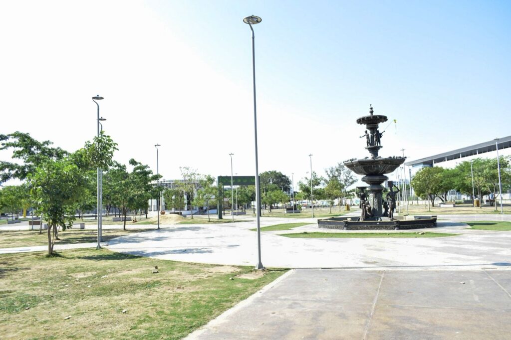 Senderos peatonales rodeados de zonas verdes en el Parque de la Vida, que conectan los espacios de memoria, juego y contemplación. Foto: Said Armenta.