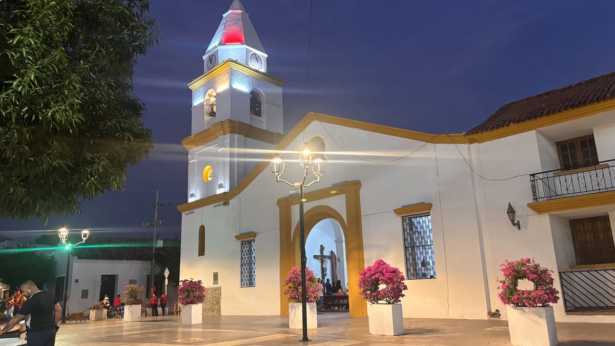 Fieles oran frente a la iglesia Inmaculada Concepción, en la plaza Alfonso López de Valledupar, durante la tradicional visita de los siete templos del Jueves Santo. Foto: EL PILÓN