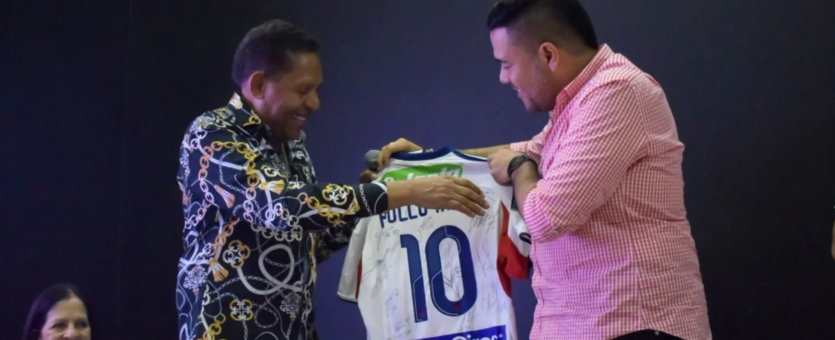 'El Pollo Isra' recibiendo regalo en el foro de El Pilón.