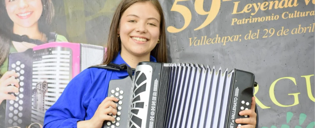 Acordeonera Mayor. Ana María Borrego, de Cajicá, Cundinamarca, en escena en la categoría Acordeonera Mayor. Foto: Said Armenta.
