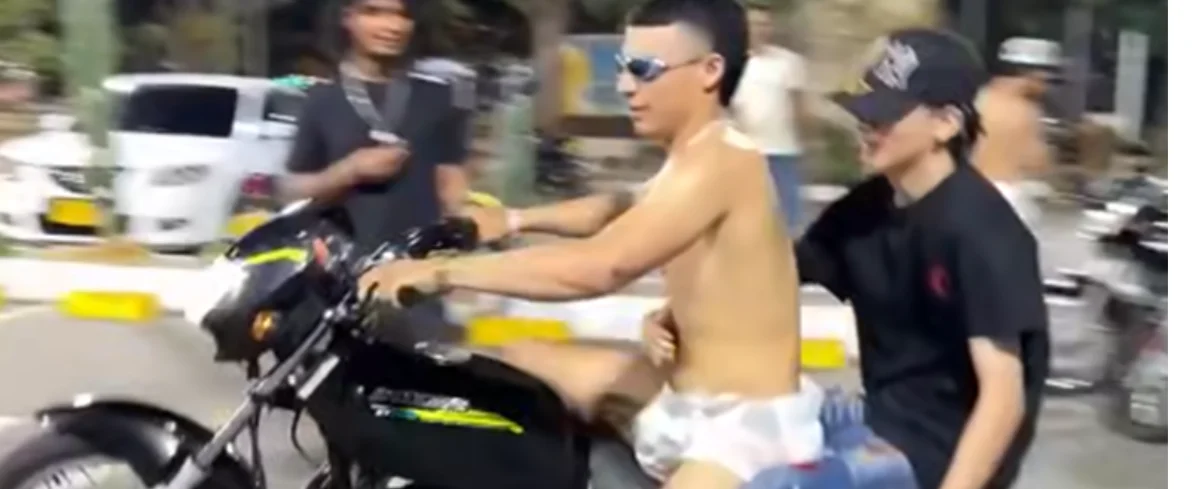 Creadores de contenido en pañales.