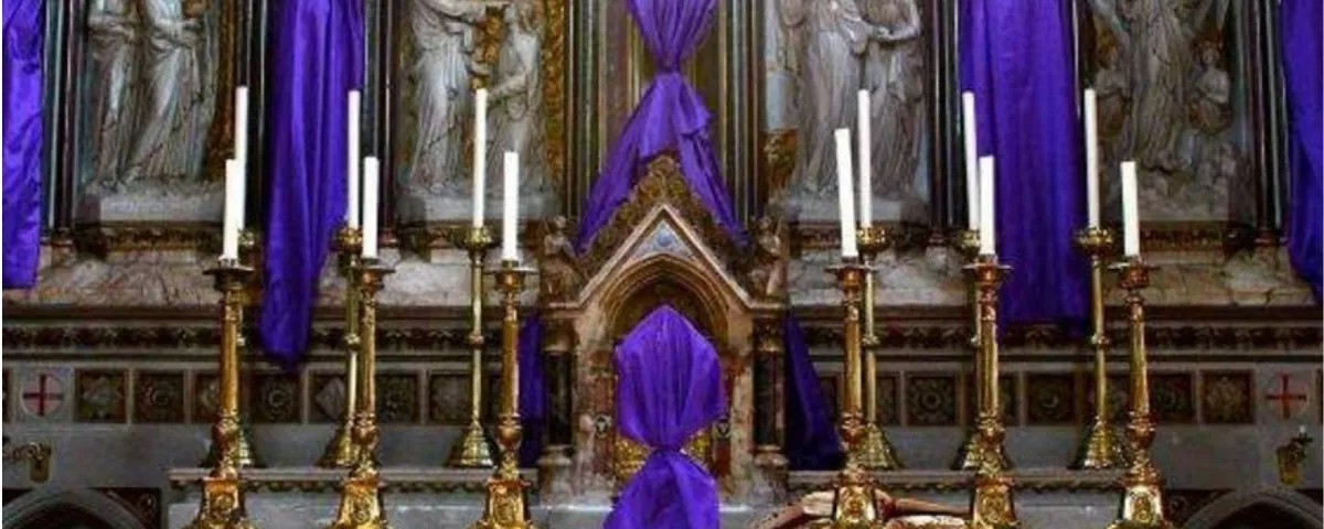 Las imágenes cubiertas con telas moradas recuerdan el tiempo de penitencia, silencio y preparación espiritual propio de la Cuaresma.