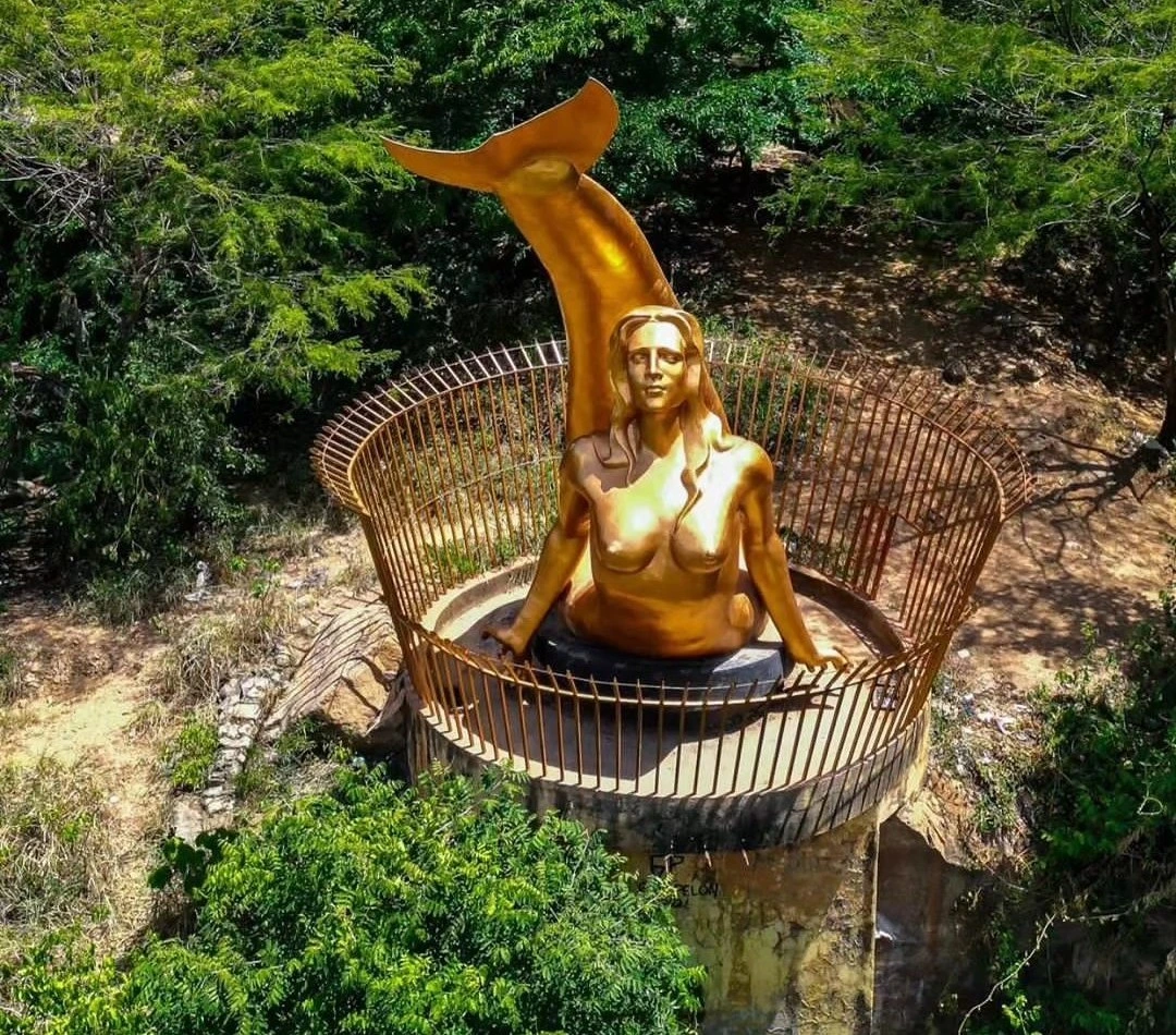 La Sirena de Hurtado, monumento del escultor vallenato Jorge Maestre inaugurado en 1994, vigila desde su roca el Pozo de Hurtado en el río Guatapurí. Foto: Valledupar travels.