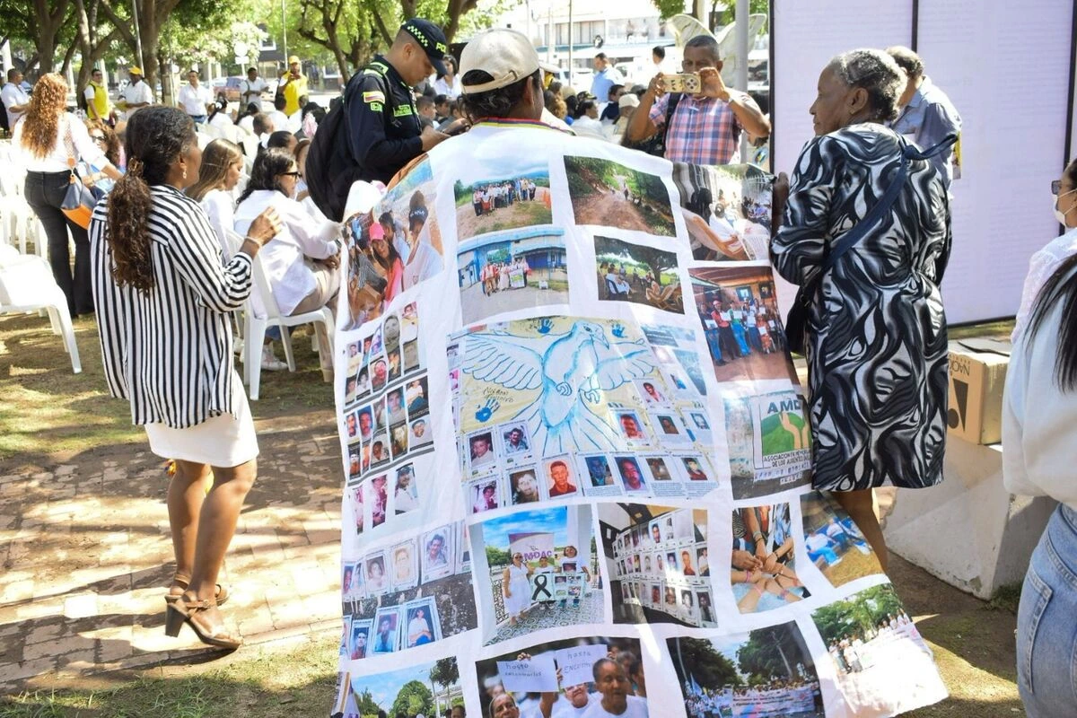 En el Parque de la Vida, escenario creado en homenaje a las víctimas del conflicto armado, se realizaron ofrendas, lecturas de testimonios y momentos de silencio que recordaron a las más de 9 millones de víctimas del país. Foto: Said Armenta.

