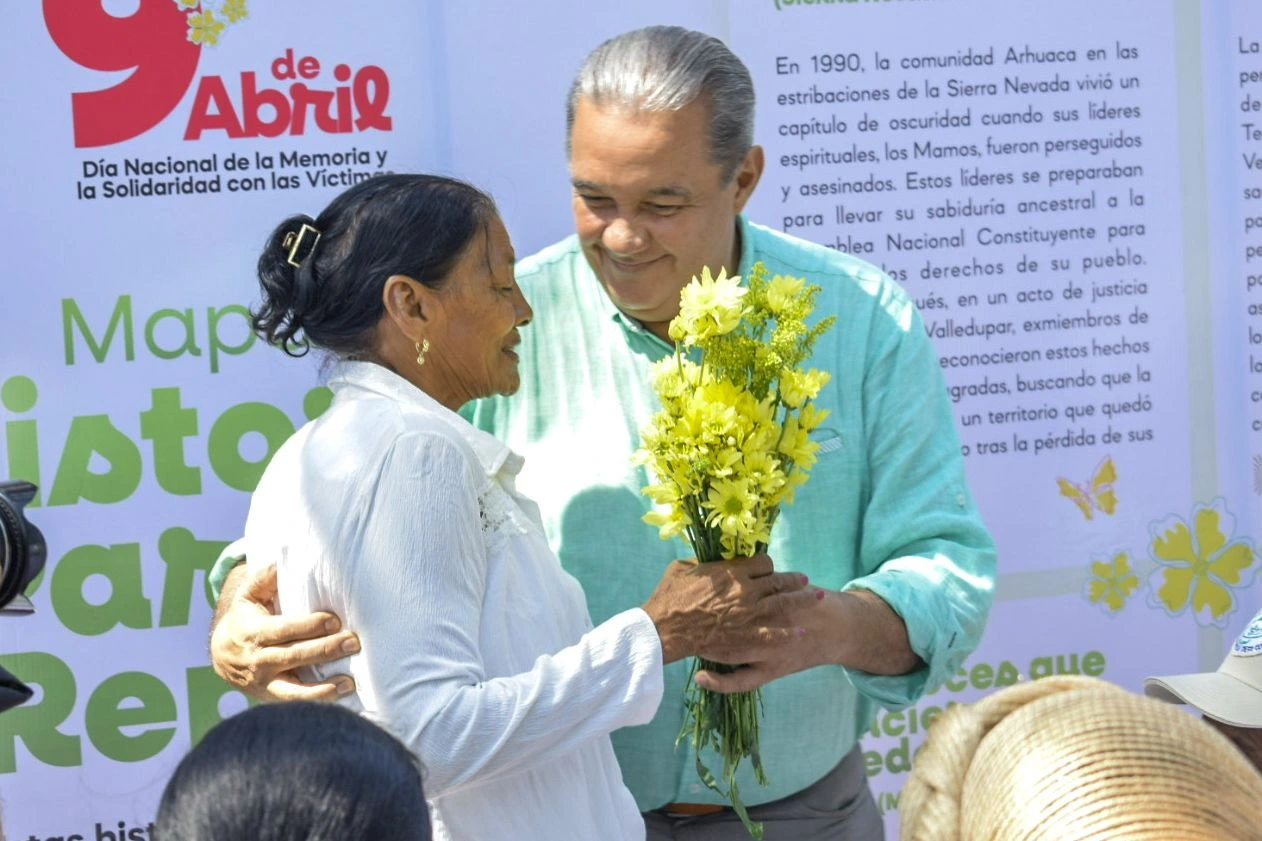Funcionarios y víctimas construyen el “mapa de historias para no repetir”, un acto simbólico donde se leen relatos del conflicto en el Cesar como homenaje a la memoria y compromiso con la no repetición. Foto: Said Armenta.