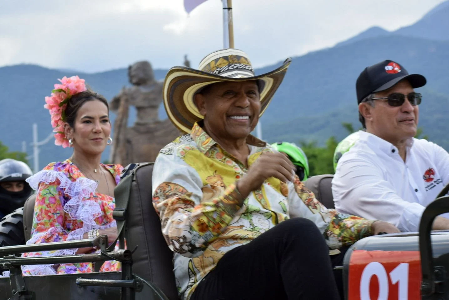 Israel Romero en desfile de Willys parranderos.