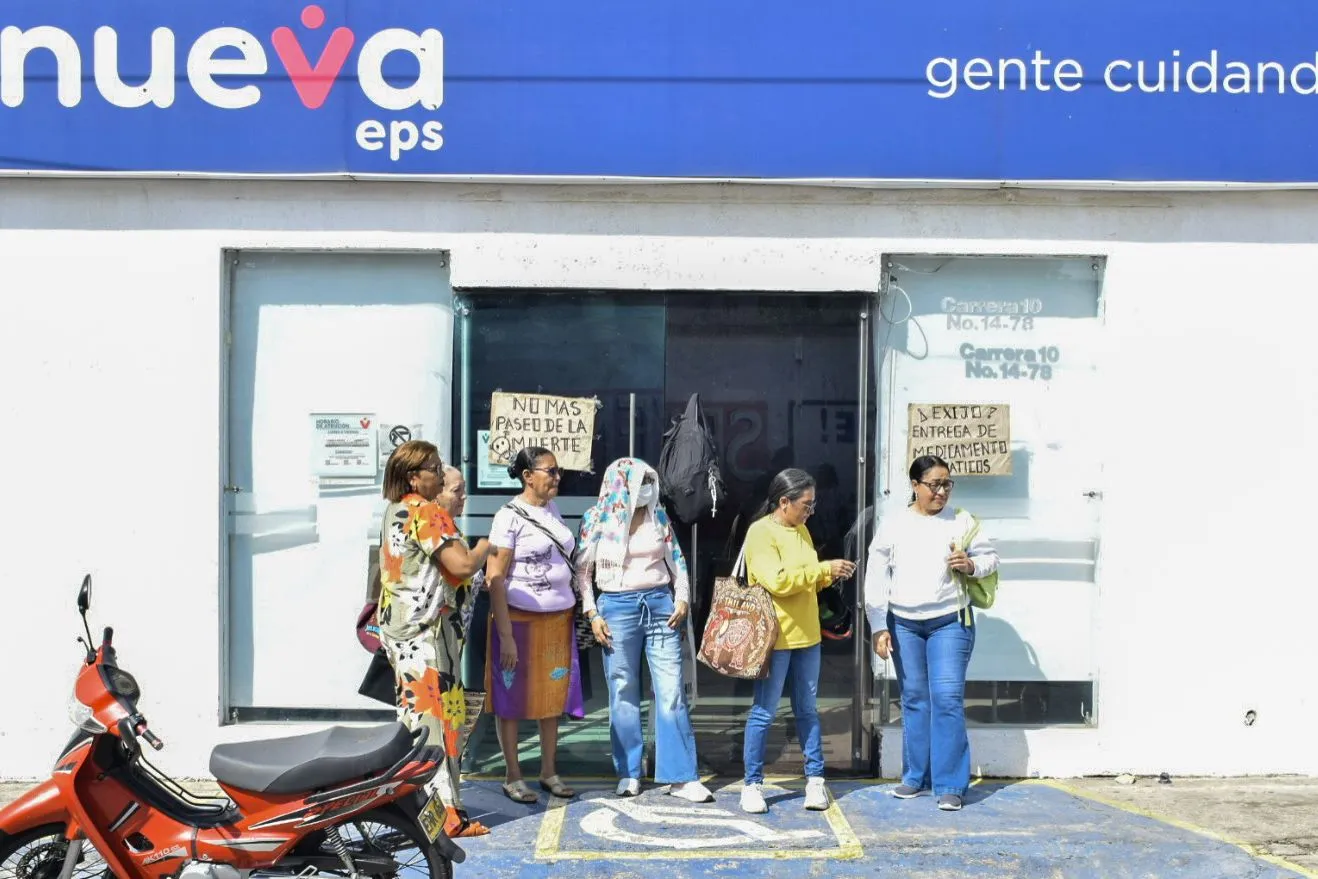 Usuarios de Nueva EPS bloquean sede en Valledupar. FOTO: Said Armenta