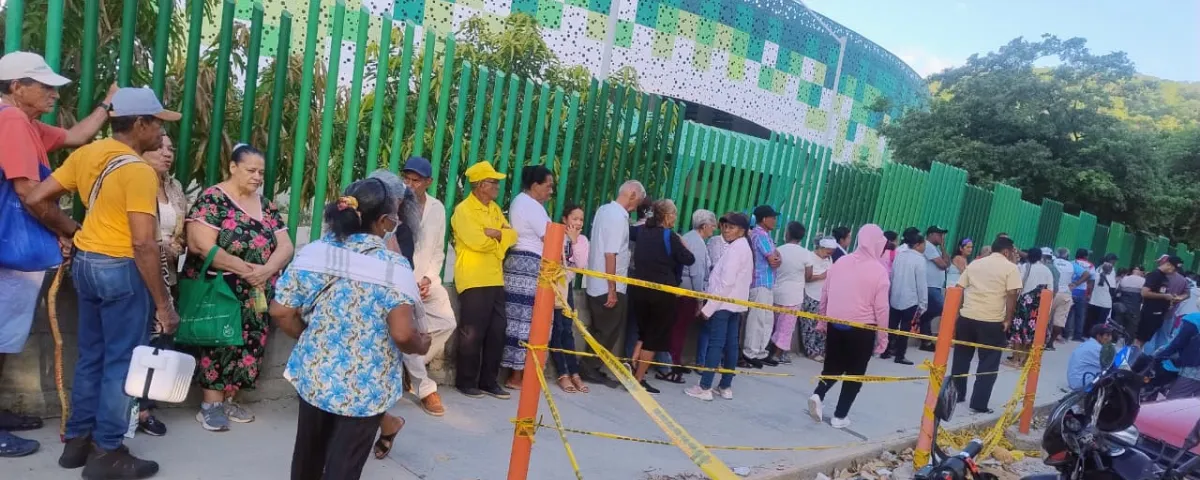 Adultos mayores esperan por horas para recibir pago del programa Colombia Mayor en Valledupar.