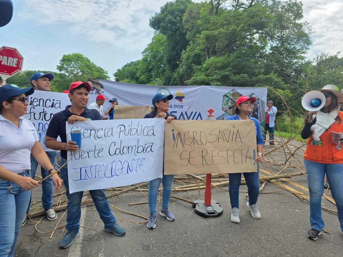 Trabajadores de Agrosavia bloquean la vía Codazzi–Becerril, a la altura del Centro de Investigación Motilonia, durante la jornada nacional de protesta contra el recorte de presupuesto. Foto: Radio Nacional.