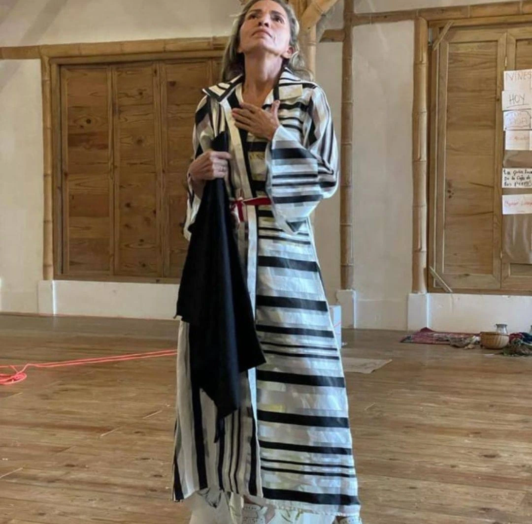 Mara Nieto luce uno de los diseños de su emprendimiento, prendas que tejen memoria y resiliencia de mujeres víctimas del conflicto armado en el Cesar y La Guajira.