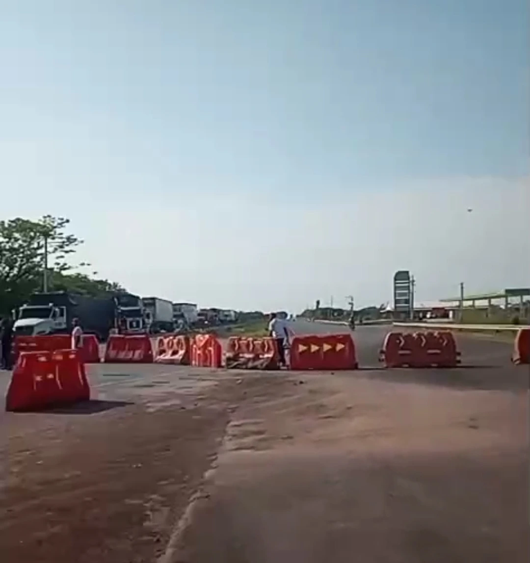 Campesinos de la Asociación de Campesinos de Codazzi (ANUC) mantienen bloqueada la vía San Roque–Bosconia, a la altura de San Roque, impidiendo el paso de vehículos y dejando a decenas de viajeros y transportadores varados bajo fuertes temperaturas en el Cesar. Foto: Pantallazo vídeo cortesía.