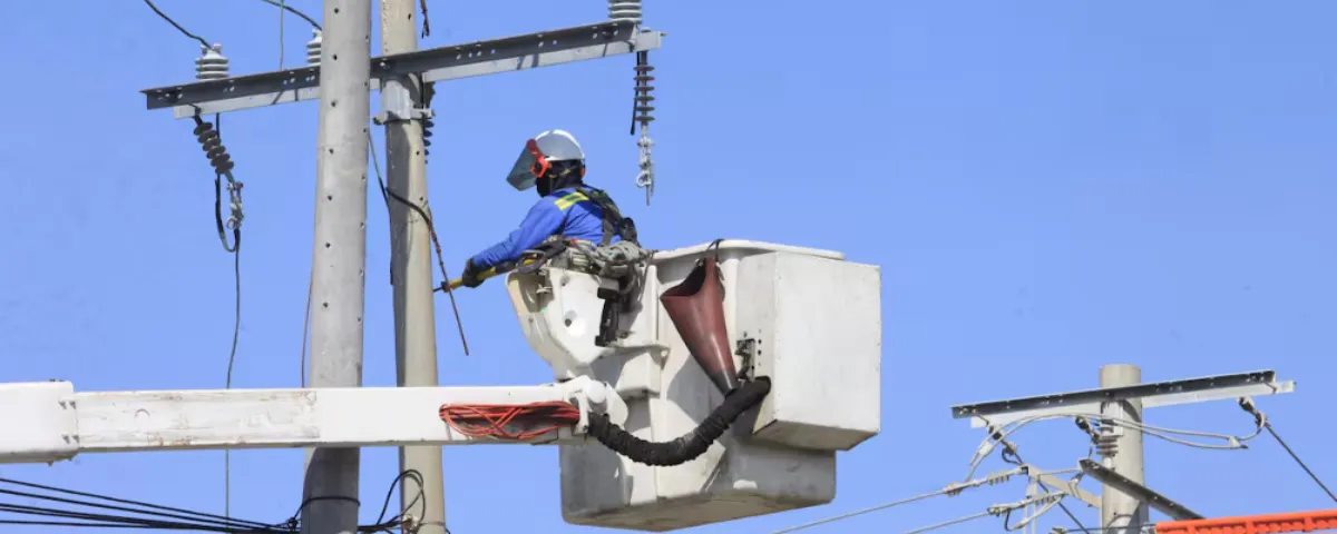 Operarios de la entidad Afinia realizando trabajos en alumbrados. Foto: web