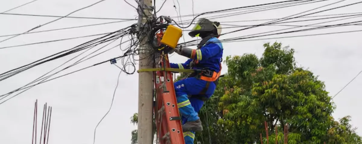 Operarios de la entidad Afinia realizando trabajos en alumbrados. Foto: web