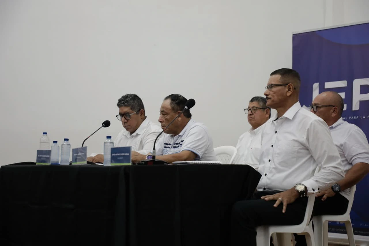 Víctimas del Cesar y otros departamentos del Caribe escuchan, frente a las magistradas Julieta Lemaitre y Catalina Díaz. Foto: JEP.