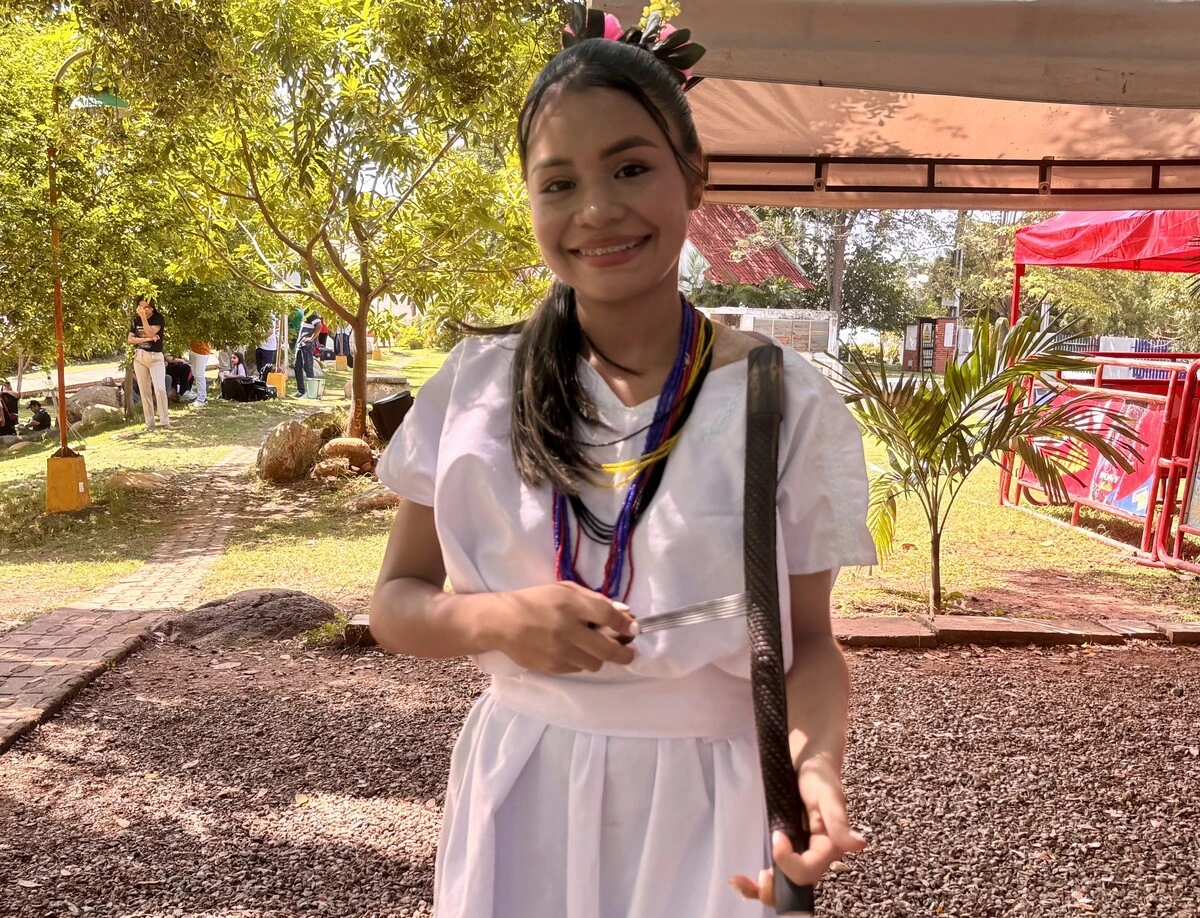 Linda Tairini Acosta Izquierdo, indígena kankuama y guacharaquera juvenil, sorprende al público al interpretar la puya tocando la guacharaca con los dientes en La Pedregosa. Foto: EL PILÓN.