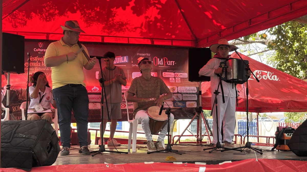 Yoni Rojas, acordeonero juvenil con discapacidad visual, participa en La Pedregosa y define el acordeón como su refugio para transformar la tristeza en alegría. Foto: EL PILÓN.