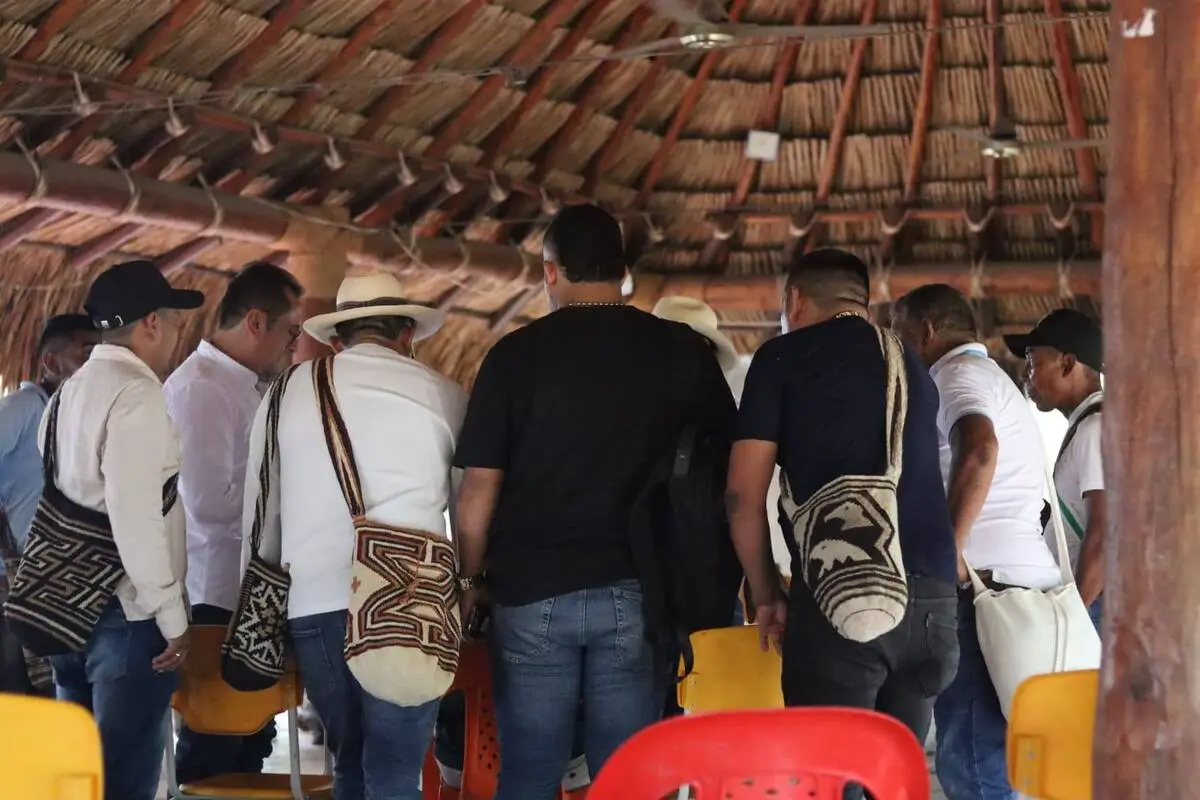 Delegación del pueblo kankuamo, encabezada por el cabildo gobernador Jaime Luis Arias, participa en espacios de consulta y concertación con pueblos hermanos de la Sierra Nevada. Foto: Comisión de Comunicación del Pueblo Kankuamo.