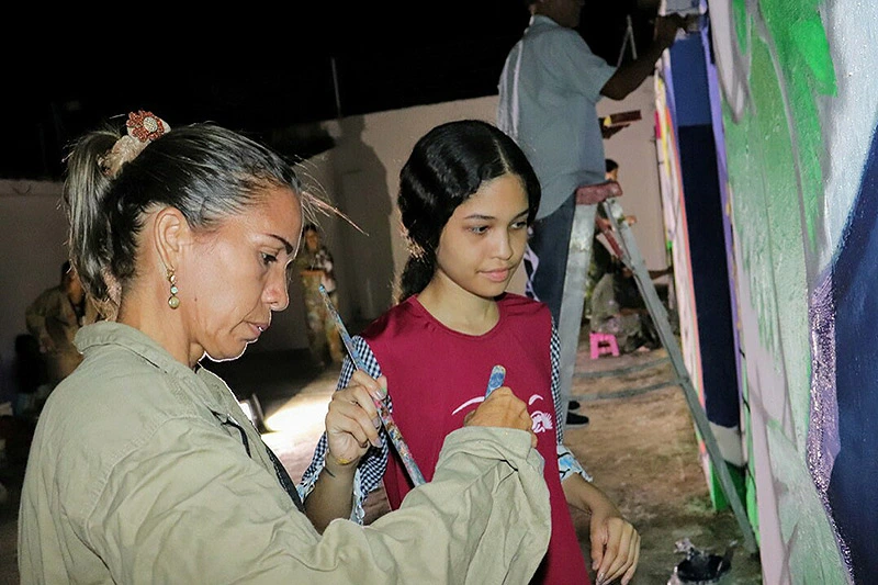 Mara Nieto comparte su taller con mujeres y niños. Foto: Comisión de la Verdad