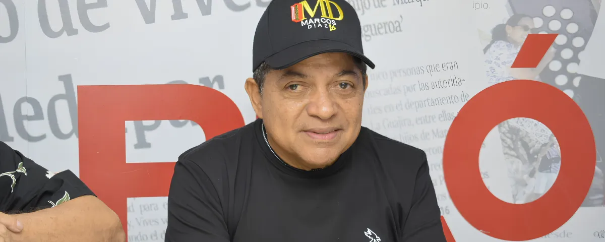 El maestro Marcos Díaz durante su visita a EL PILÓN, donde presentó su nuevo mosaico musical en homenaje al Binomio de Oro. Foto: Said Armenta/EL PILÓN.