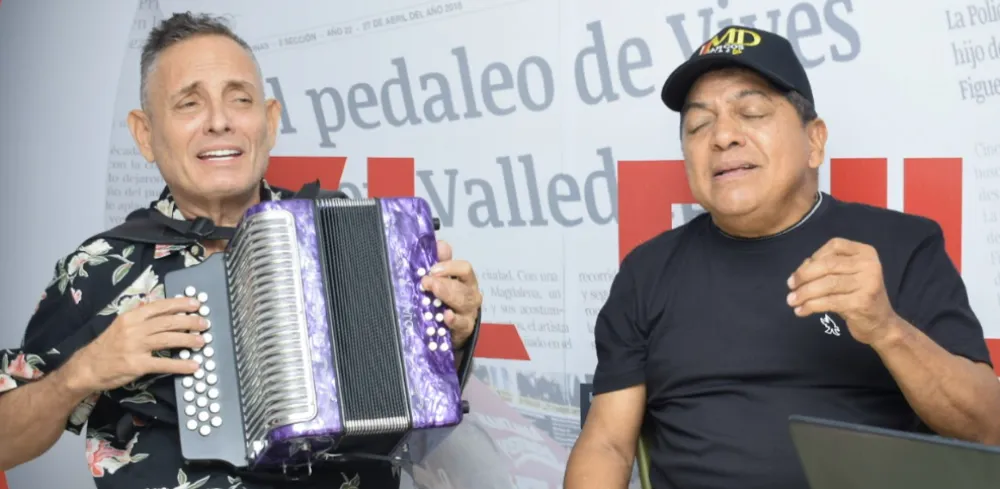  En compañía del Rey Vallenato Julián Rojas, el cantautor Marcos Díaz recordó su trayectoria y sus orígenes en El Molino, La Guajira. Foto: Said Armenta/EL PILÓN.