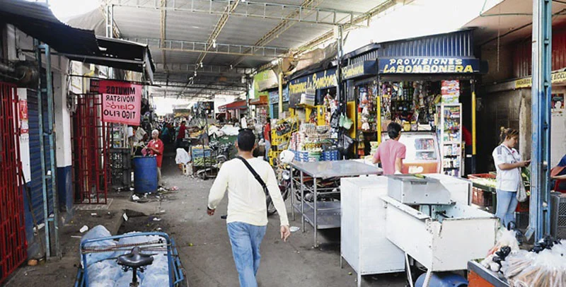 Comerciantes y clientes se mueven entre los pasillos del mercado público de Valledupar, epicentro de la economía popular de la ciudad y escenario de la marcha pacífica convocada para exigir la reducción de arriendos y mejoras en sus condiciones. Foto: Mi Diario.