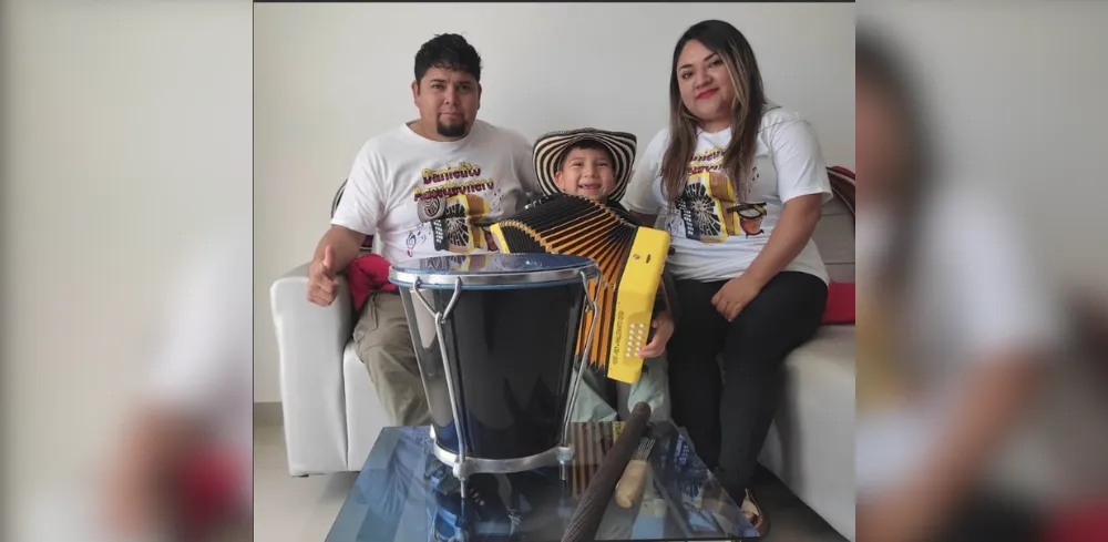 Danielito acordeonero con sus queridos padres. FOTO: suministrada