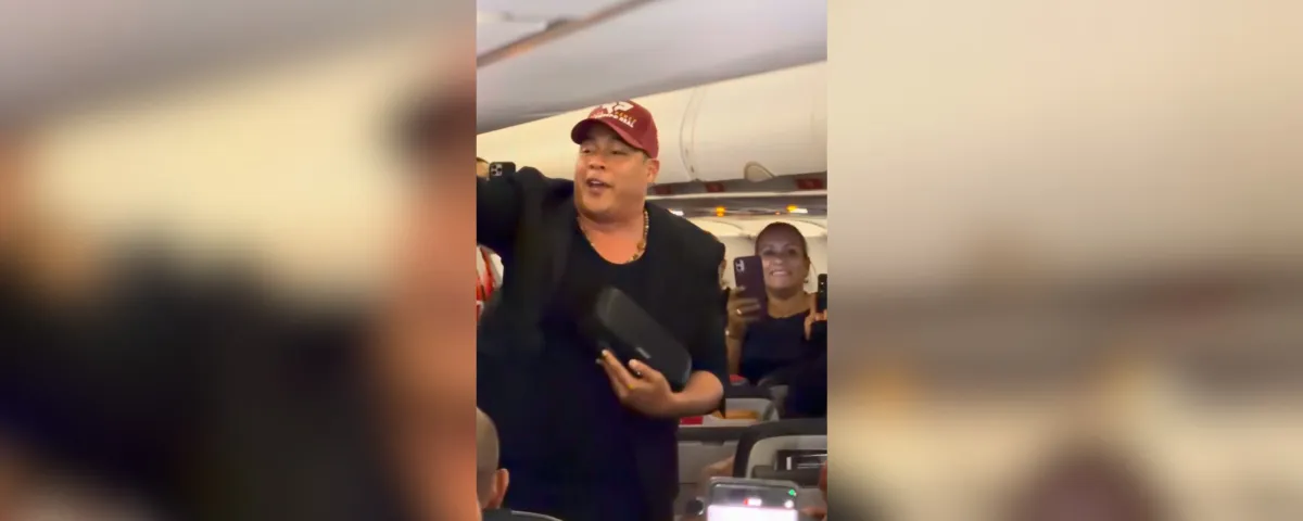 Rafa Pérez interpreta sus nuevas canciones en el pasillo del avión tras el desvío del vuelo por mal clima