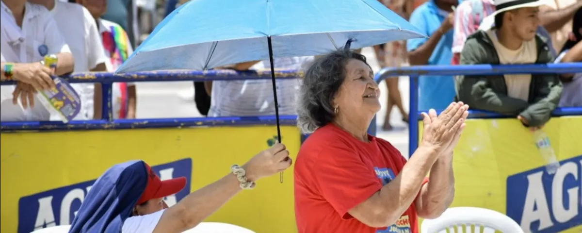 Ni los 40 grados de temperatura frenaron a los bailadores espontáneos que, bajo el resguardo de sombrillas, disfrutaron de la tanda de paseo y merengue. Foto: Said Armenta.