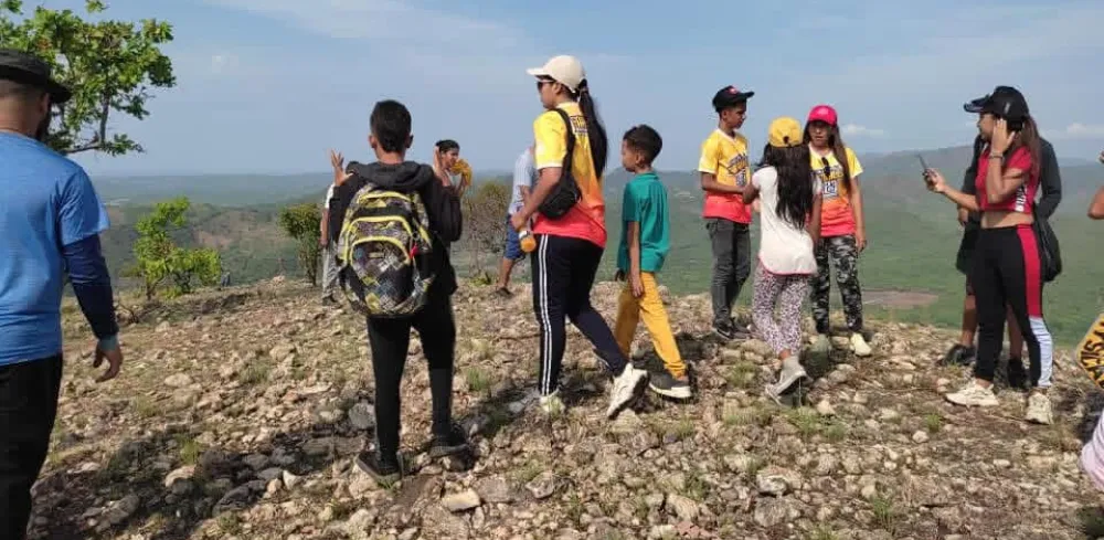 Feligreses en lo alto del Pantanillo. Foto: Humor caracolicero.