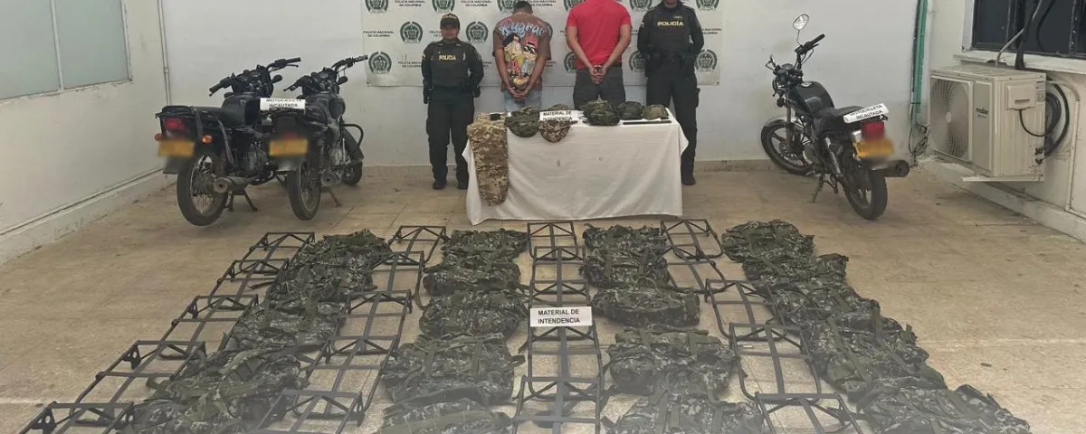 Durante el procedimiento, las autoridades incautaron un lote significativo de elementos tácticos que despertaron sospechas por su posible uso indebido.