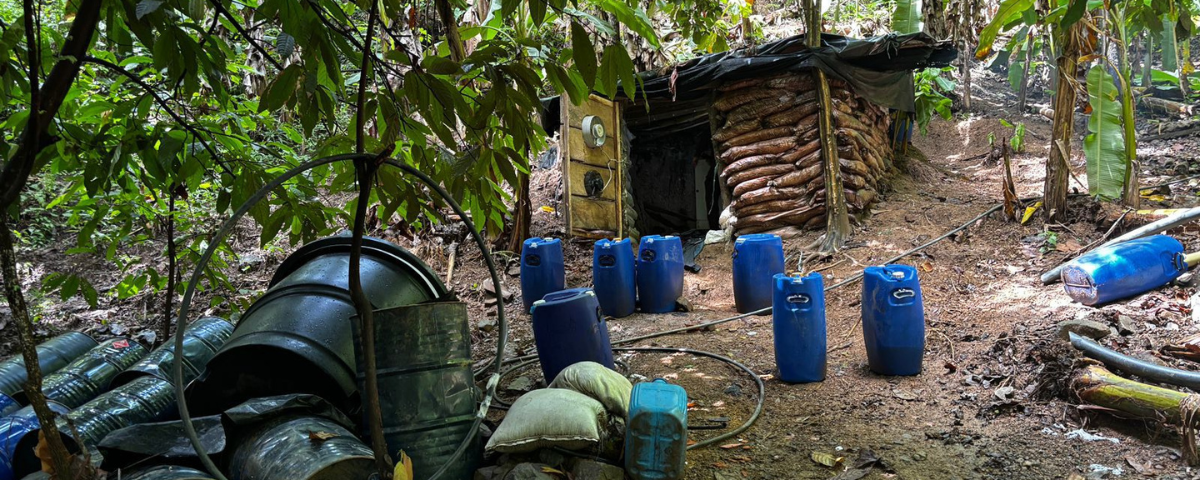Durante la intervención fueron incautadas cerca de tres toneladas de clorhidrato de cocaína, además de más de 5.300 galones de sustancia en suspensión.
