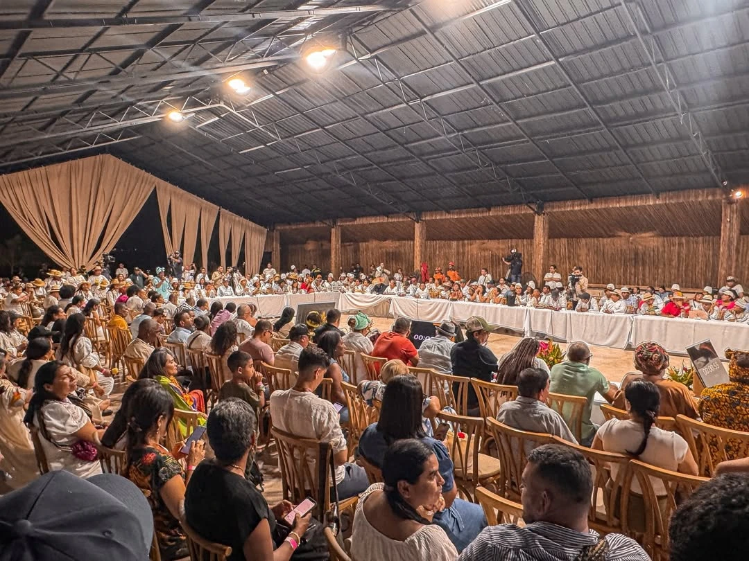 Asamblea interétnica en Santa Marta el 4 de marzo de 2026, en la que el presidente Gustavo Petro instaló la consulta previa con pueblos indígenas y comunidades afrodescendientes de la Sierra Nevada para construir el nuevo decreto de protección de la Línea Negra. Foto: harmanfelipe.